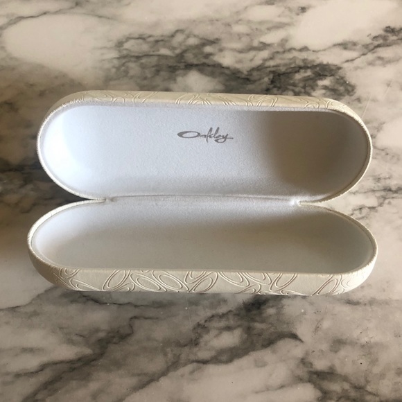 Two Oakley eyeglass cases - Picture 3 of 7